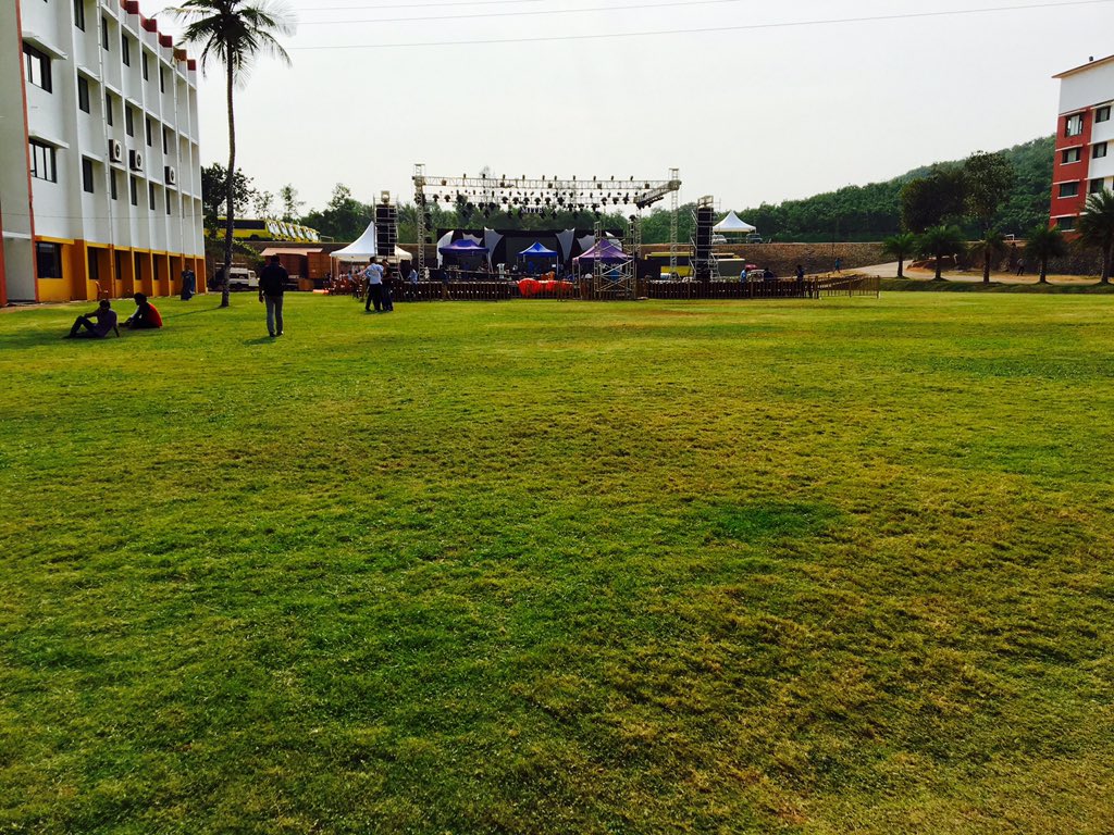 maheshr63907938's tweet photo. **2hrs to go** all set for @shreyaghoshal live in concert! tonight #MiteFEST di don't forget to #AashiqSurrenderHua π https://t.co/Nmny9B5h6n