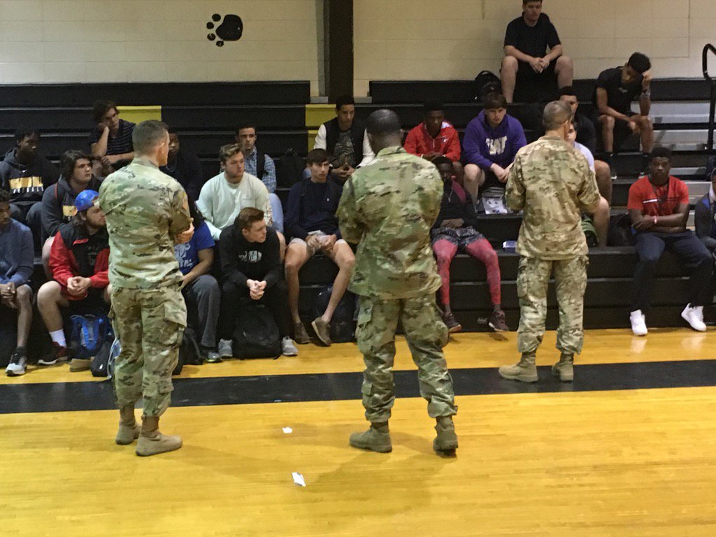 Huge thank u to Col. Hedrick and company for visiting our guys. great to see JMU guys!!!!@RHHSFootball <a href="/JMUSports/">James Madison Athletics</a>