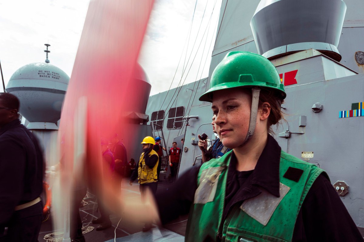 EXSTRKGRU7's tweet photo. Roger that! Sailors use specialized boards to signal with a supply ship during a replenishment at sea aboard USS Green Bay. #ForwardReady https://t.co/NrhuHucTTw