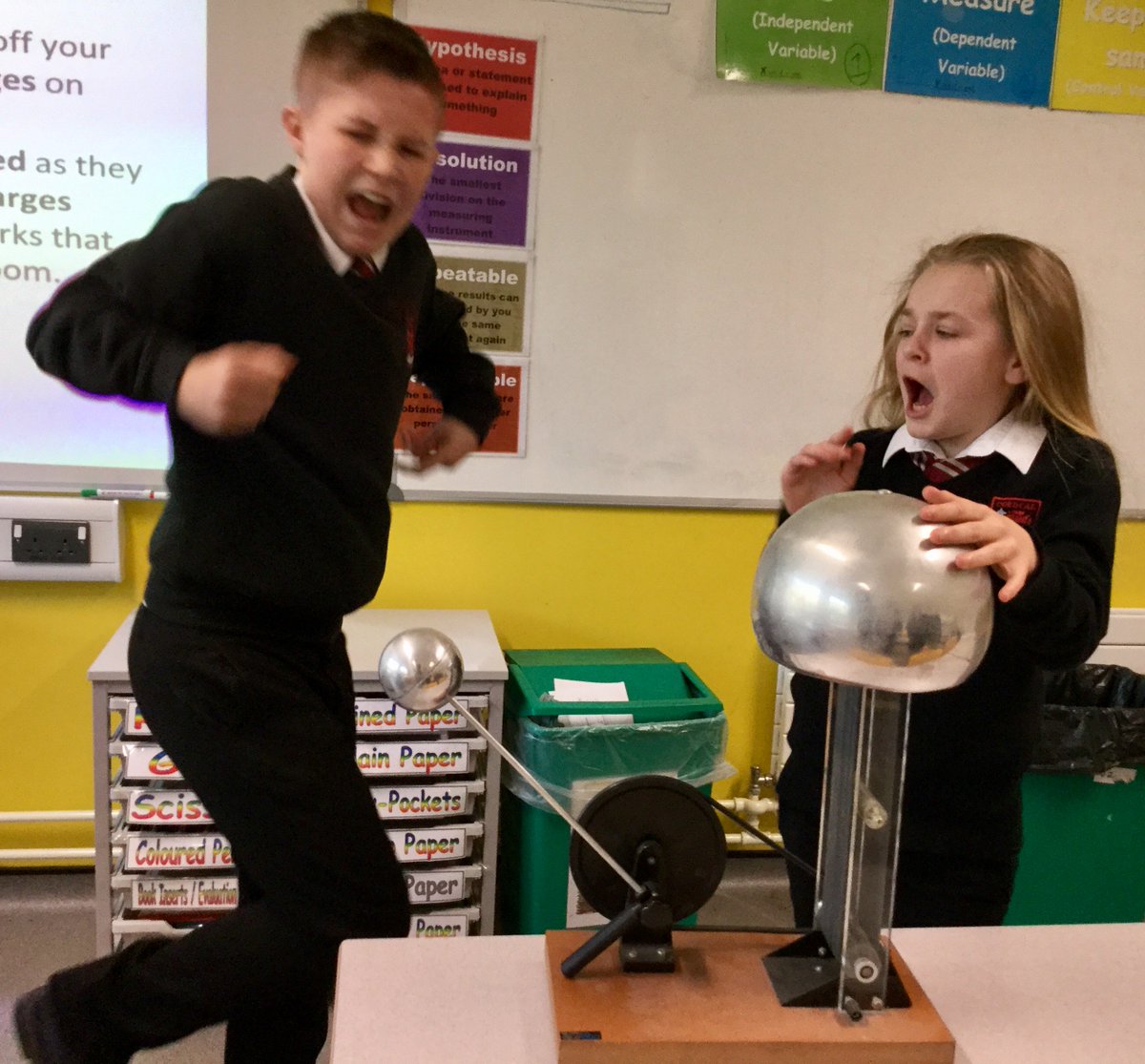 CoedcaeSchool's tweet photo. The effects of an electrostatic shock... #makeyoujump https://t.co/JbdVI24vKS
