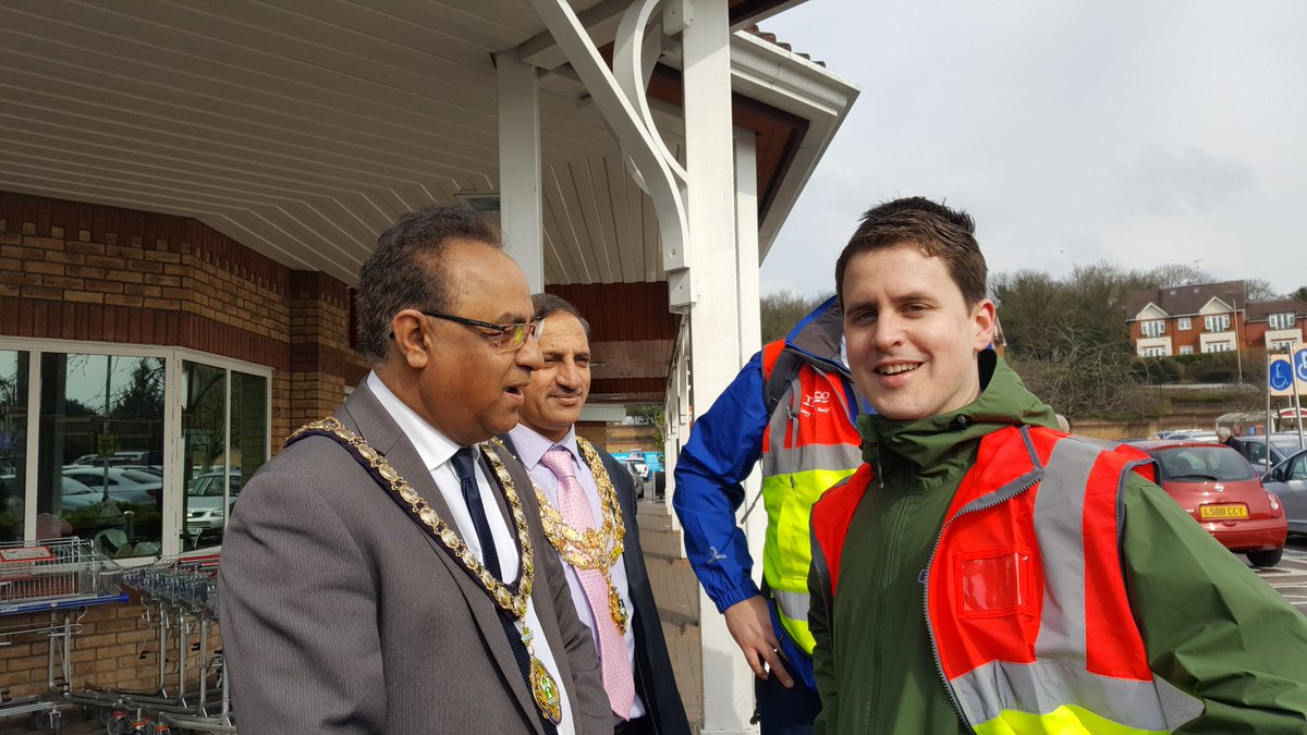 thenolansx4's tweet photo. @TashHammond @Victoria4DUKBHF great welcome at Loudwater, dignitaries, press and radio now long haul to Amersham!!#diabetesuk #BHF https://t.co/18zla1Relf