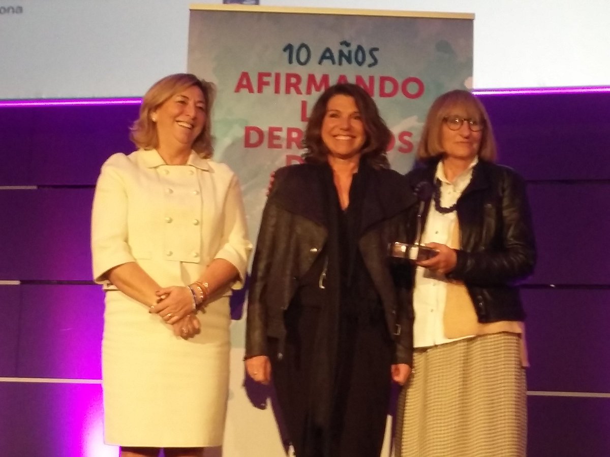 InstMujeres's tweet photo. Lucía Cerón entrega la Biznaga #AfirmandoLosDerechosDeLaMujer a Lala Goma y Rosa Cornet por su largometraje 'Free Hadijatou Vs the state' https://t.co/mWLvzfBQib