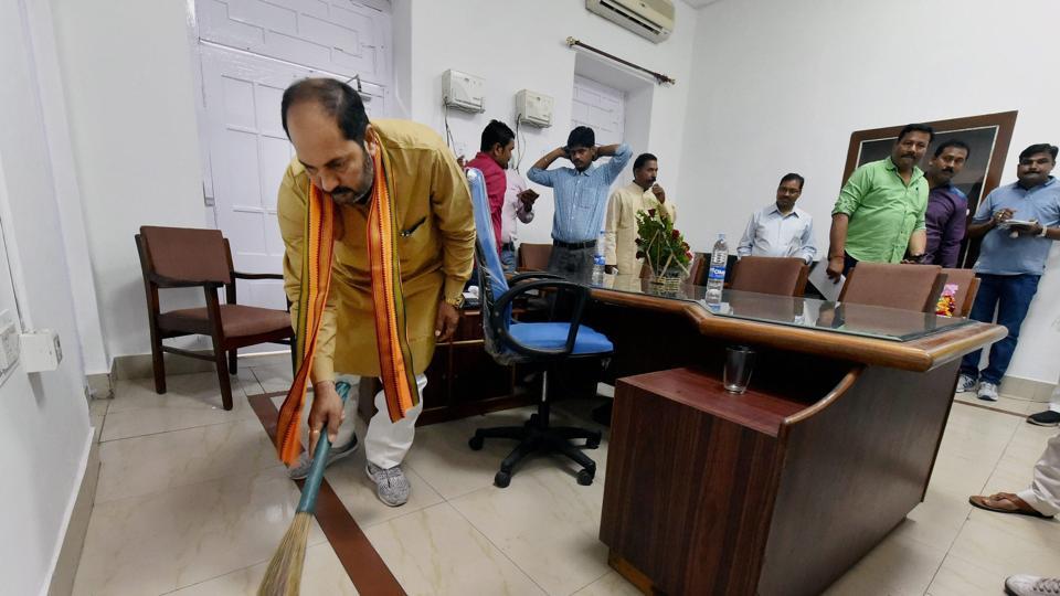 htTweets's tweet photo. After CM #YogiAdityanath’s cleanliness push, Uttar Pradesh minister Upendra Tiwari picks up broom https://t.co/1dD57K5HZs https://t.co/yk6uPV4oAT