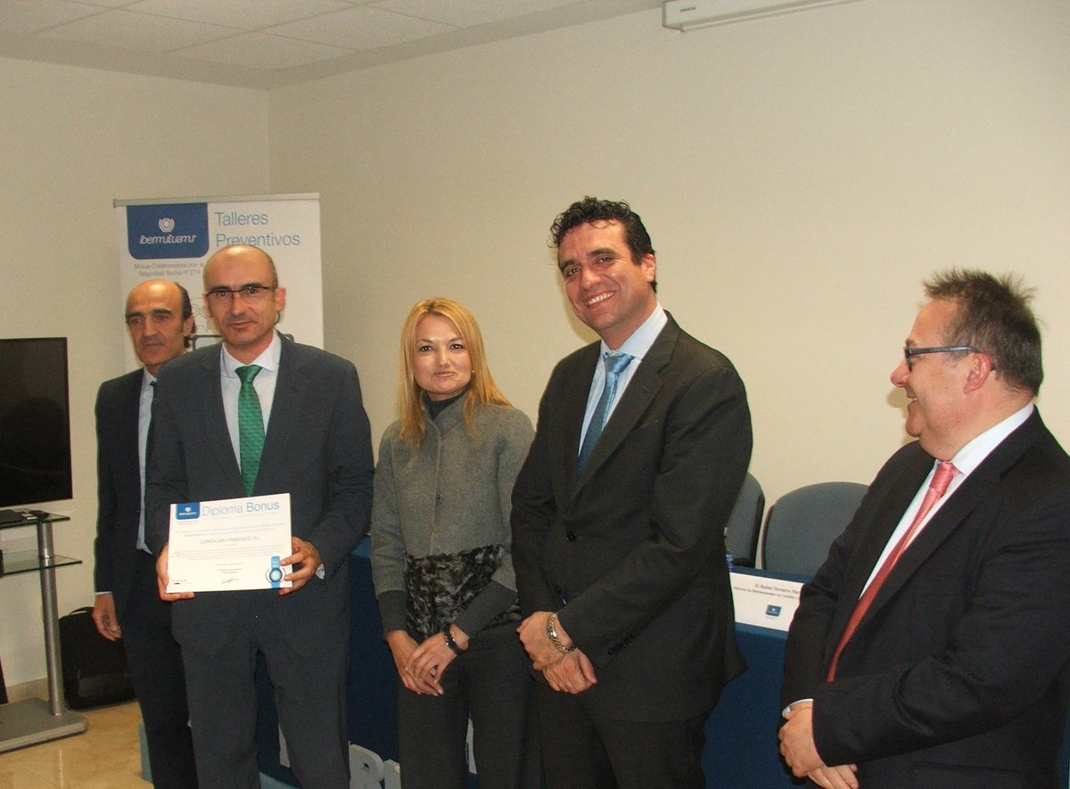 CSFLeon's tweet photo. Nuestro director médico ha recogido un diploma de @ibermutuamur reconociendo nuestra implicación en prevención de riesgos laborales https://t.co/v3fAXO0gpe