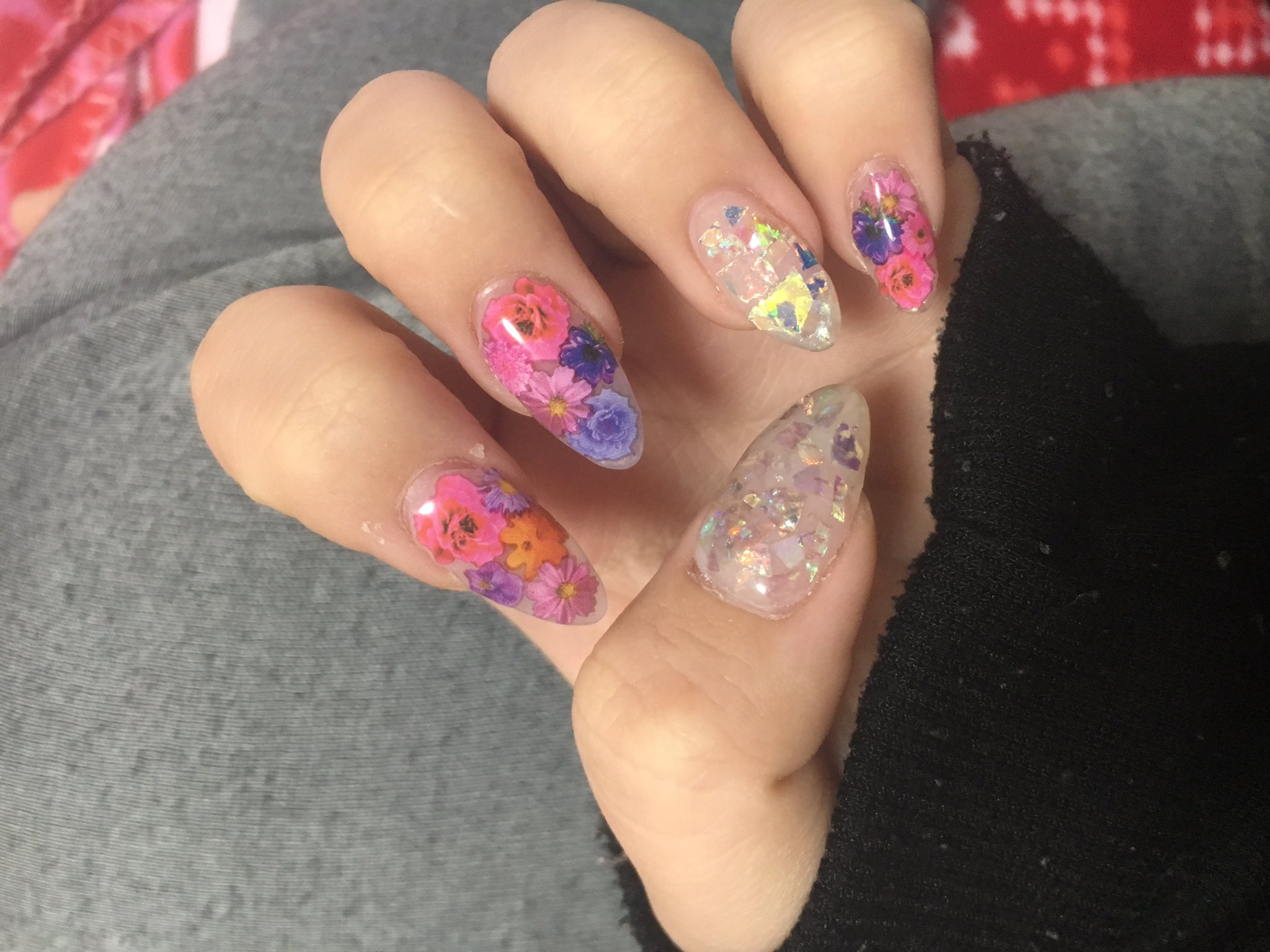 まみさん ネイル垢 チェンジ ネイル ガーリーネイル ジェルネイル 天然石っぽい 春ネイル Nail ネイル好きさんと繋がりたい 100均ネイルシール セルフネイル スカルプ フラワーネイル 乱切りホロ ふんわり アパレル 適当ネイル T