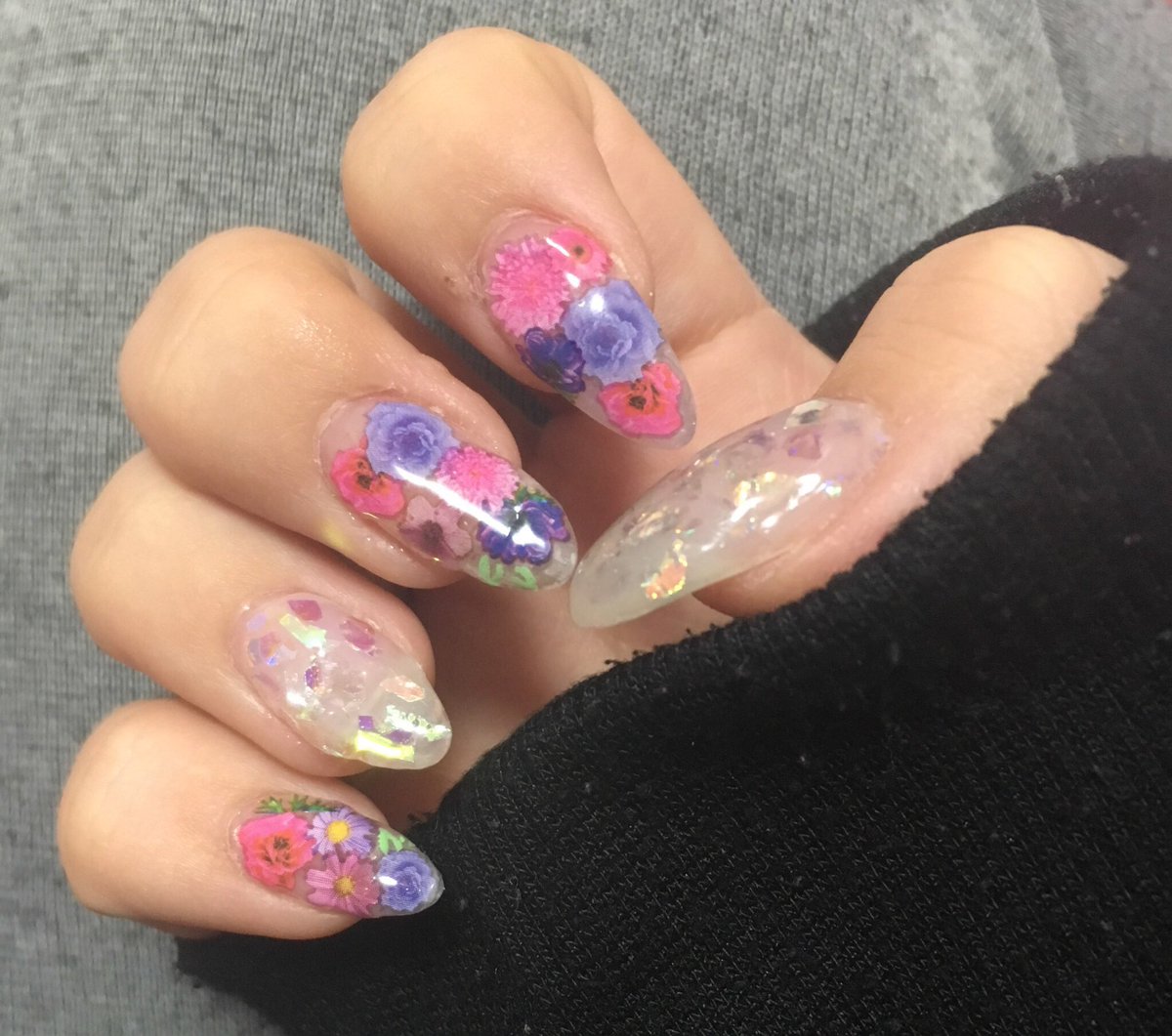 まみさん ネイル垢 チェンジ ネイル ガーリーネイル ジェルネイル 天然石っぽい 春ネイル Nail ネイル好きさんと繋がりたい 100均ネイルシール セルフネイル スカルプ フラワーネイル 乱切りホロ ふんわり アパレル 適当ネイル T