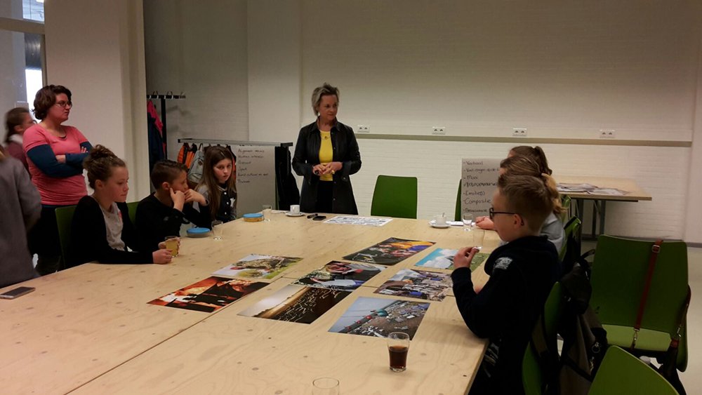 CODAapeldoorn's tweet photo. Vandaag was de kinderjury op bezoek in CODA om te bepalen wat volgens hen de beste foto is van #GeldersNieuwsFoto2016 @gelderlander #GNF2016 https://t.co/roLBzYysVc