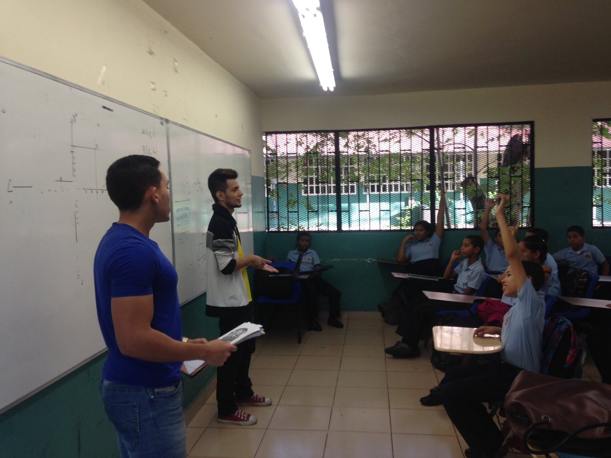 tareatuitera's tweet image. El D03 en plena acción con los estudiantes de 7mo grado del #InstitutoAmérica, hablando sobre el buen uso de las #RedesSociales e #internet