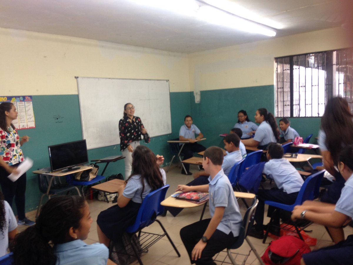 tareatuitera's tweet image. El D03 en plena acción con los estudiantes de 7mo grado del #InstitutoAmérica, hablando sobre el buen uso de las #RedesSociales e #internet