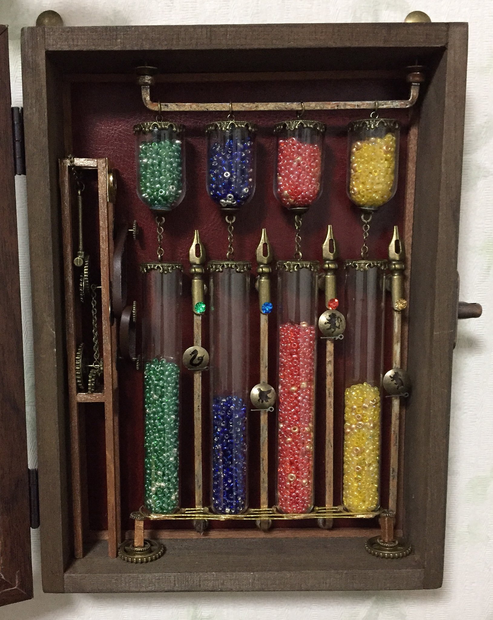 ちの ポタの寮得点の砂時計っぽいもの なんとか完成しましたー なんだかんだで時間がかかった ホームセンターで買った細い角材やら真鍮針金やら 持ってたチャームやチェーンを除けば 今回もほぼほぼセリアさんのお世話になりました かと言って安く