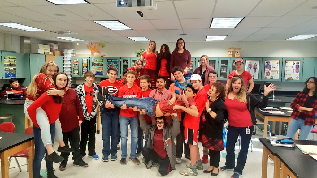 swolf14's tweet photo. 8th grade spirit!! Wearing red and having fun! #fmslearns #fmswolf #tawa8c https://t.co/9c31hhJgbu