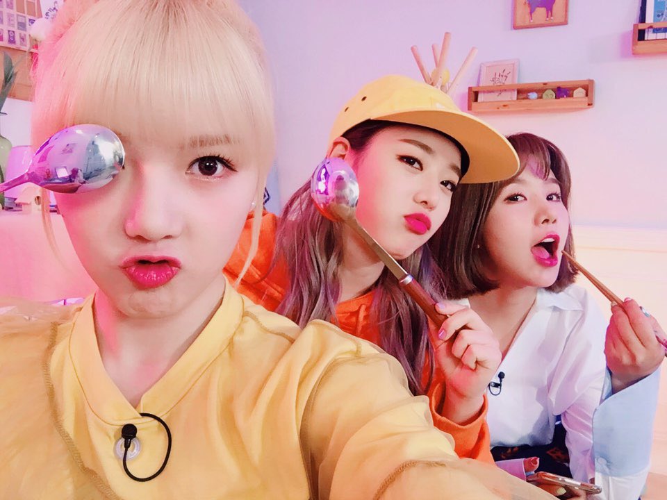 GFRDofficial's tweet photo. #여자친구 #GFRIEND #예린 #차오루 언니 #키썸 언니와 함께 하는 #본격먹부림권장방송 #같이먹어요 네이버 V라이브 VCookie 채널에서 보실 수 있어요~ 드루와 드루와❤ https://t.co/0r5pzN98lh