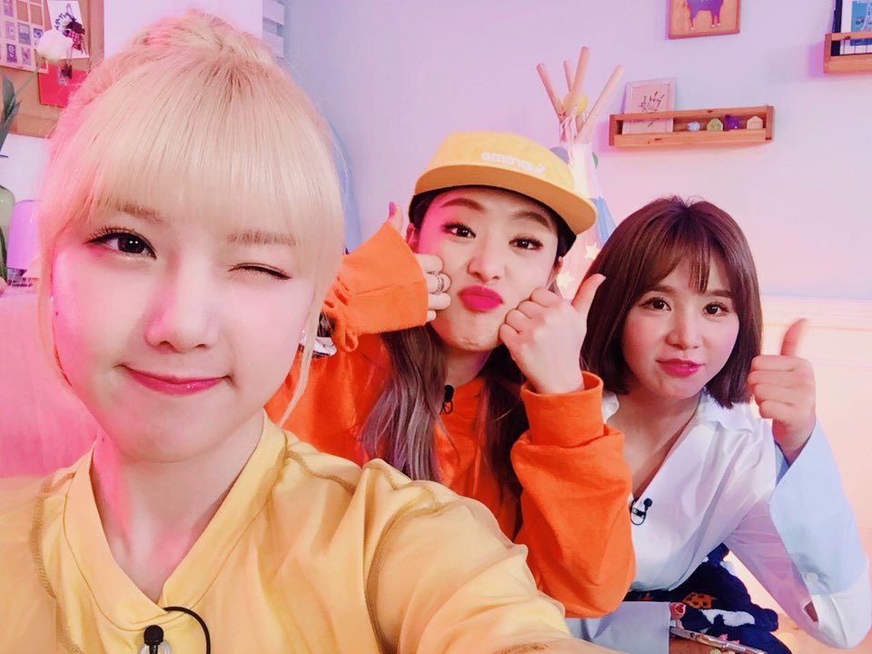 GFRDofficial's tweet photo. #여자친구 #GFRIEND #예린 #차오루 언니 #키썸 언니와 함께 하는 #본격먹부림권장방송 #같이먹어요 네이버 V라이브 VCookie 채널에서 보실 수 있어요~ 드루와 드루와❤ https://t.co/0r5pzN98lh