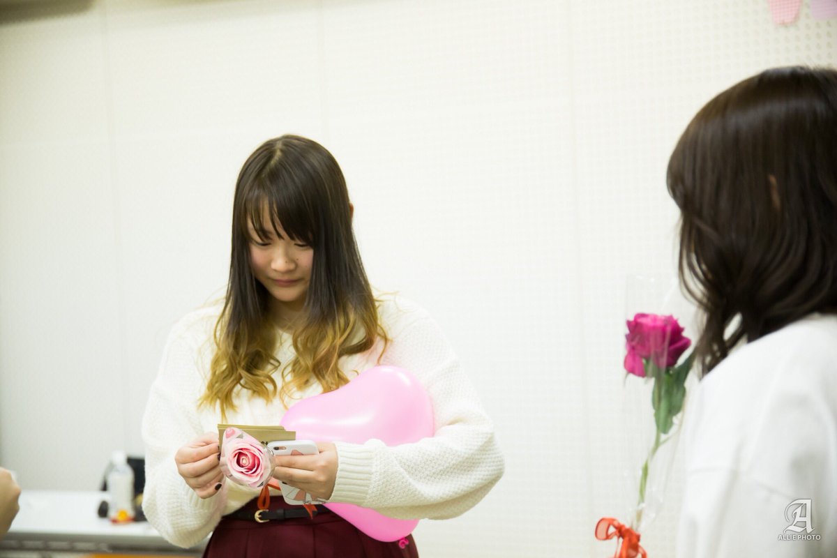 BLOOM_OF_GIRLS's tweet photo. 【オフショット】

終演後、Ba.あかねんから素敵な手紙とお花をもらいました🌹💕 https://t.co/QhjnjB1vmE