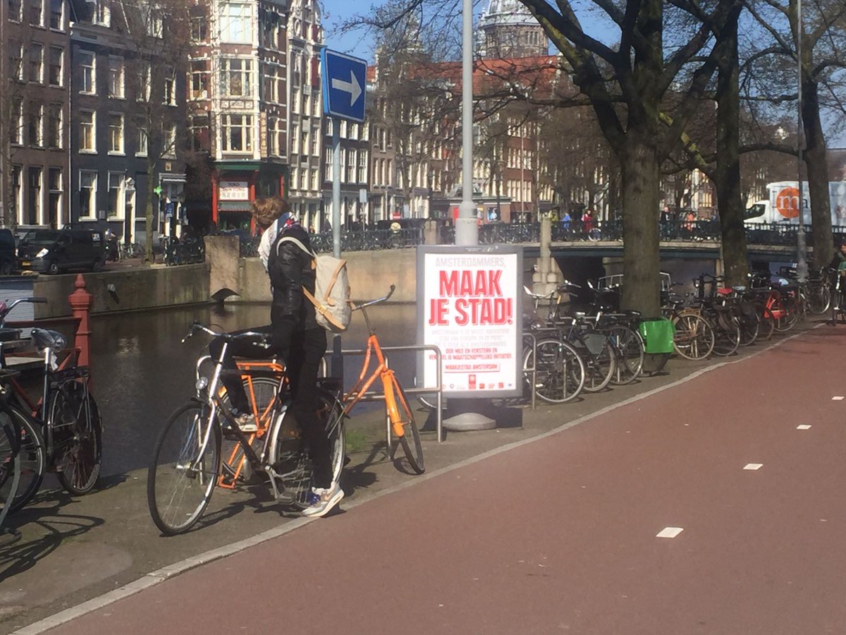 Maak je Stad? 
Deze dame stopte speciaal om te checken waar <a href="/MaakjeStad/">Maak je Stad!</a> over gaat!
Vind alle informatie hier: maakjestad.amsterdam