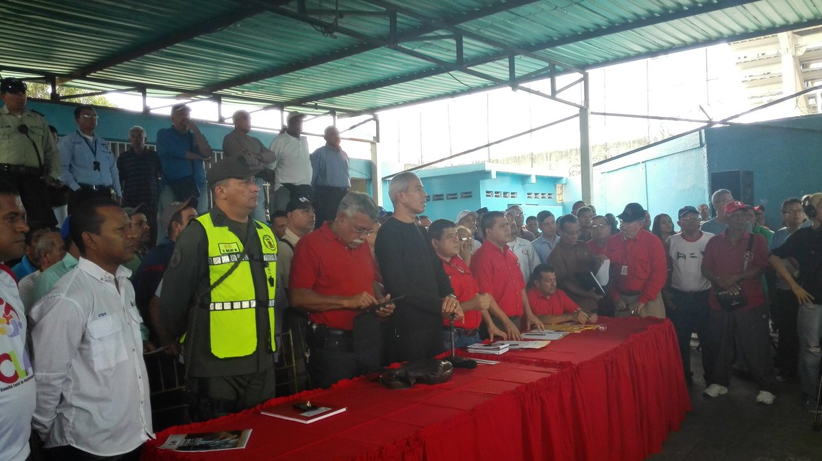 MarcanoDilio's tweet photo. Asamblea con transportistas con @GobNelsonMoreno para escuchar planteamientos del sector @mpptop @Tranzoategui @Gob_Anzoategui_ https://t.co/XRmQRo9CvI