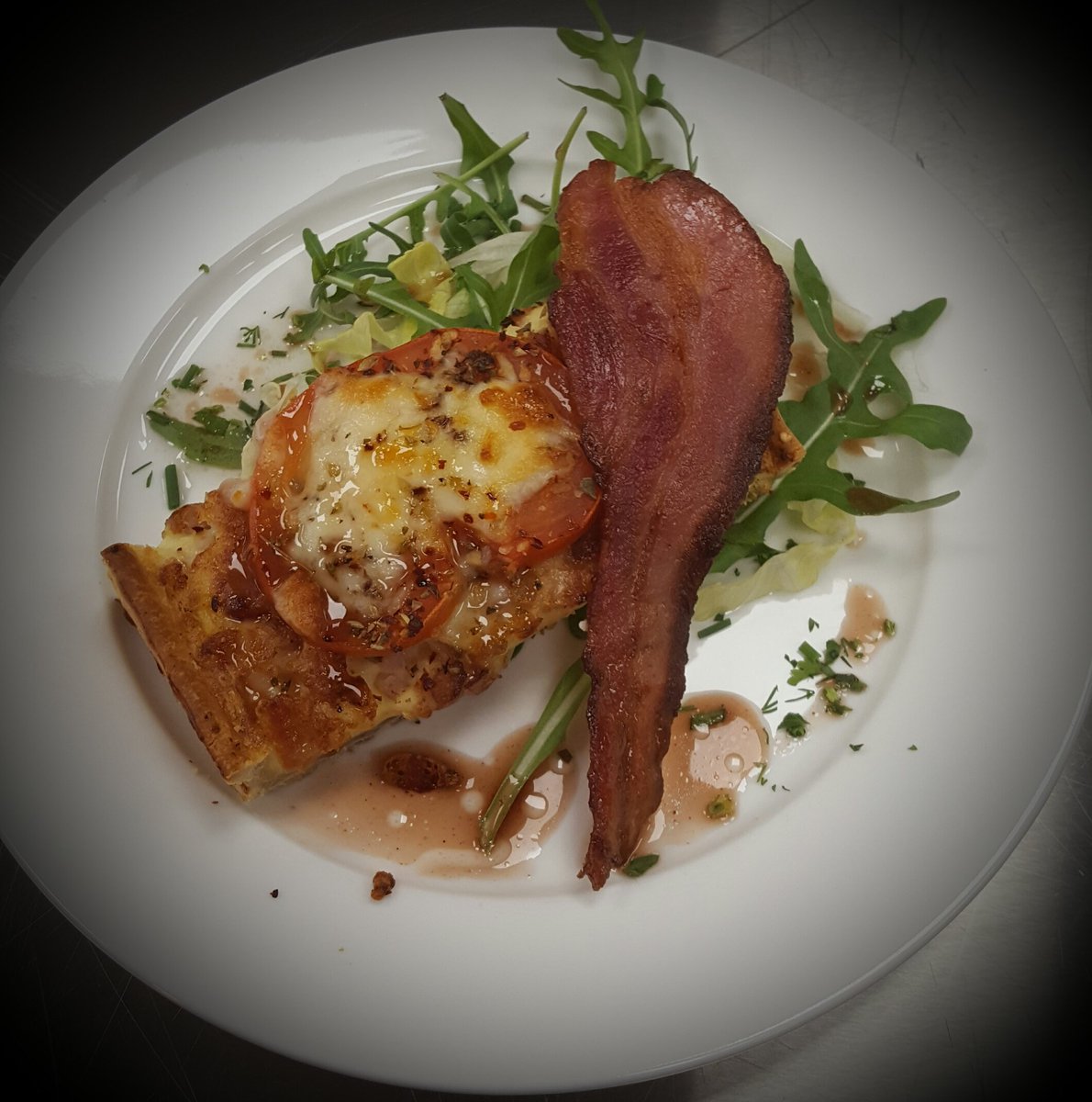 Quiche Lorraine met rucola, Streaky Bacon en Sjalottendressing. <a href="/RootzKitchen/">Rootz Kitchen</a> @BuildingsSecoya <a href="/TribesUtrecht/">Marc Oosterkamp</a> #genieten #klassieker #quiche