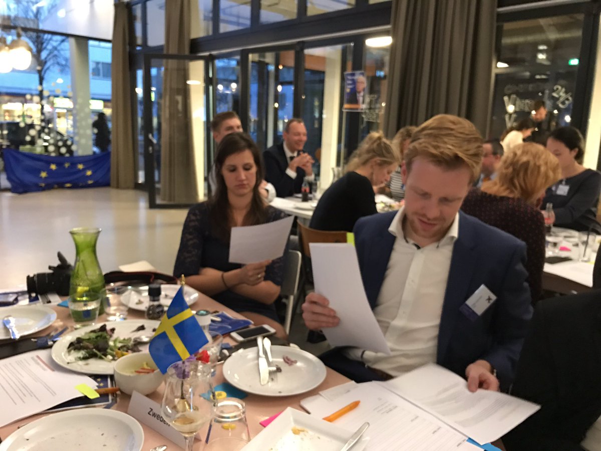 De Zweedse tafel maakt zich gereed voor het dialoog. We gaan aan de slag met de stelling: "Alle migranten zijn welkom". #DGE