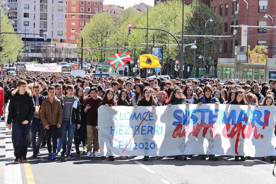 IASozialista's tweet photo. Ikasleok berriro ere kaleak hartu ditugu, 17.000 ikasle baino gehiago Euskal Herriko kaleetan. GORA IKASLE BORROKA! #SistemariAurre https://t.co/OR5B3IQDIs