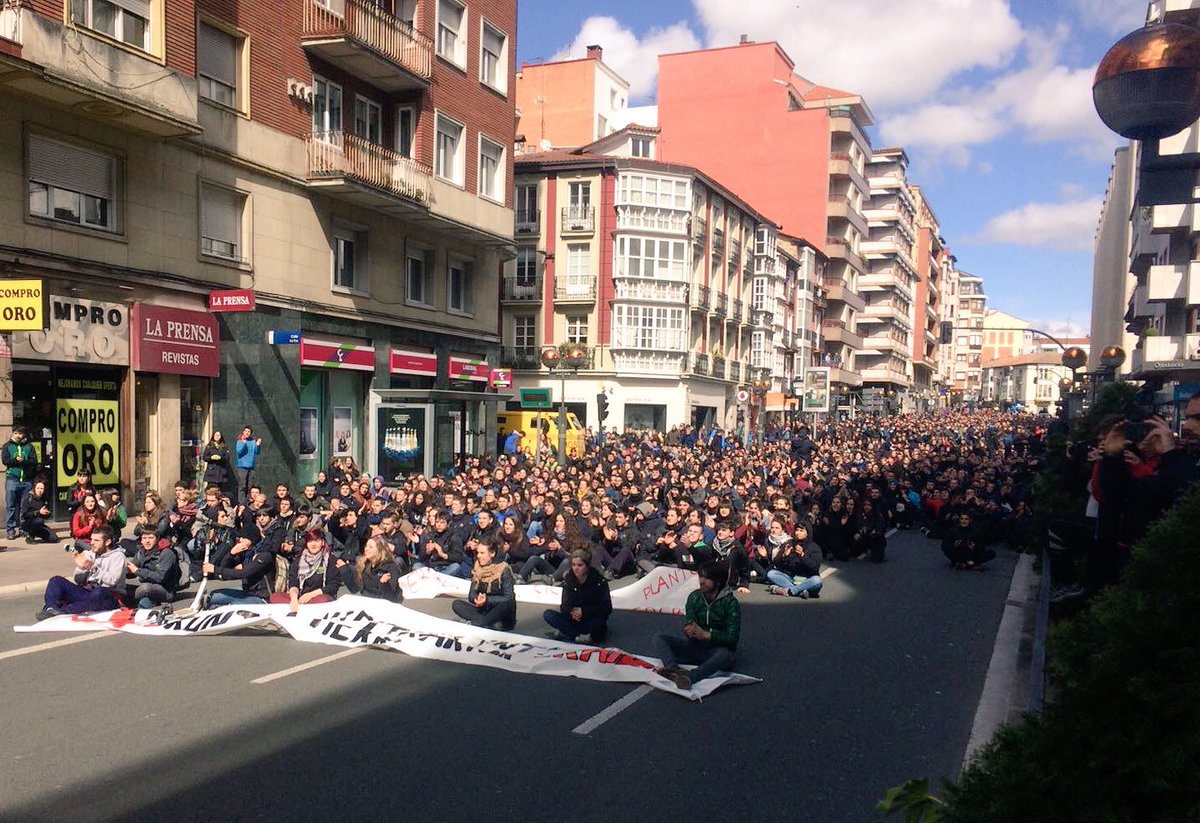 IASozialista's tweet photo. Ikasleok berriro ere kaleak hartu ditugu, 17.000 ikasle baino gehiago Euskal Herriko kaleetan. GORA IKASLE BORROKA! #SistemariAurre https://t.co/OR5B3IQDIs