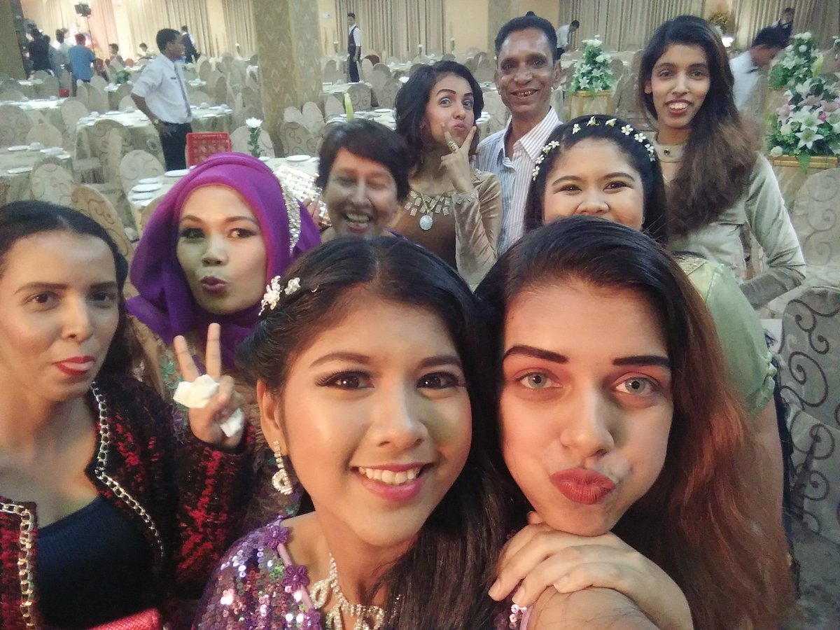 hanitanitzz's tweet photo. 🎉🎉 #WeddingDiaries #BehenKiShaadi #Family #Sisters #Burma 💞💞 #24Feb2017 https://t.co/n5ENttVZ5R