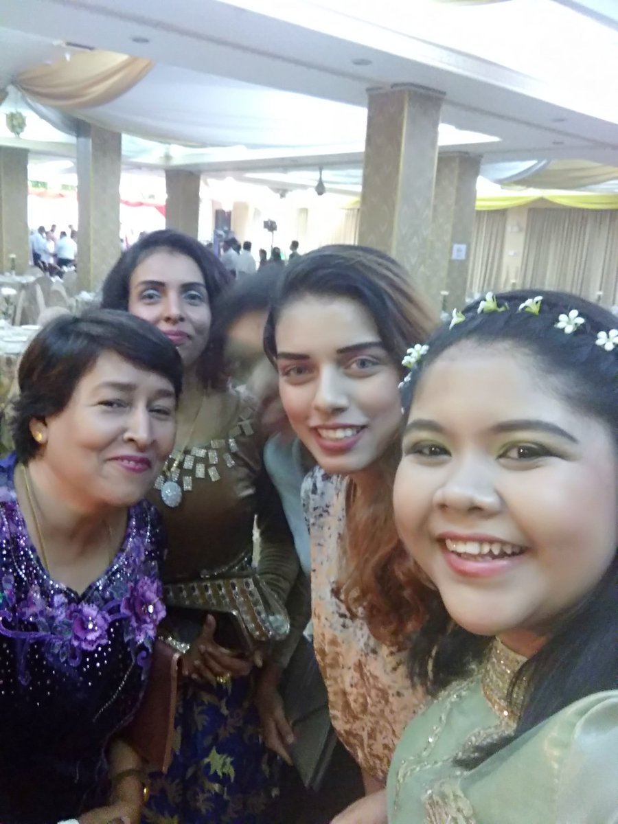 hanitanitzz's tweet photo. 🎉🎉 #WeddingDiaries #BehenKiShaadi #Family #Sisters #Burma 💞💞 #24Feb2017 https://t.co/n5ENttVZ5R