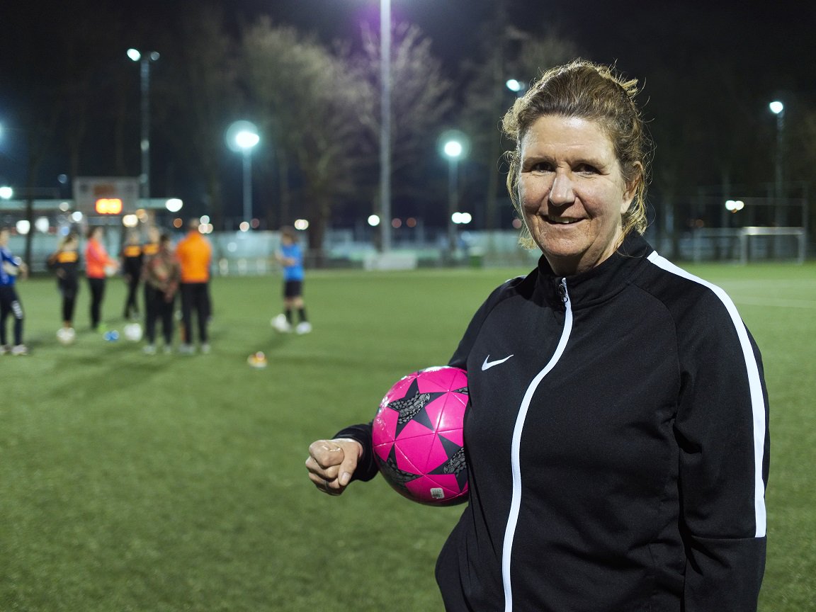 RodeKruis's tweet photo. Heldenactie! Voetbalsters #HBSS redden leven van grensrechter. Renate hielp bij reanimatie. Lees haar verhaal: https://t.co/3i4kqu97XG #EHBO https://t.co/lZqP9SNyfn