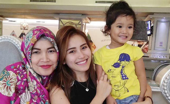 Swadeka_ID's tweet photo. Tak Kunjung Reda, Ibu Ayu Ting Ting Kembali Dihujat Netizen Gara-Gara Paksa Bilqis Pakai… https://t.co/cYU6PaLsYz https://t.co/qIf37noJpo