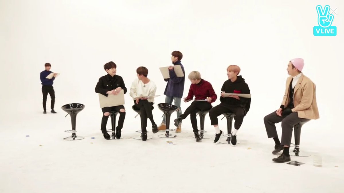 kthjjg's tweet photo. why do they like standing while the rest are sitting https://t.co/8UcriWPQMv