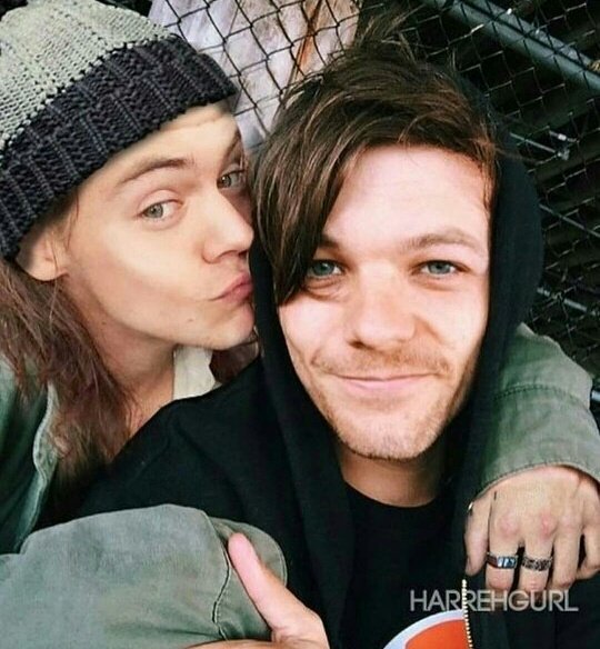 spaceofics's tweet photo. Uma curta história na qual Harry Styles escreve cartas para seu namorado morto. | by: @Imjride |
Link: https://t.co/Riv6HYgdwj https://t.co/L6t7KhjKaL