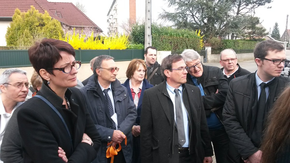 francois_pons's tweet photo. Inauguration de la première armoire FTTH à Dole par @cyprienmateos présence de M. le Maire #Orange https://t.co/YDiGDHEwf1