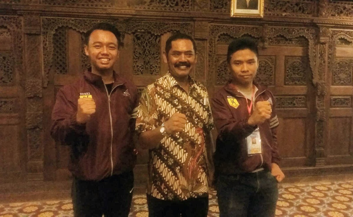 Kontingen Unisba dgn Walikota Surakarta FX Hadi Rudyatmo dlm <a href="/semarcup/">Sebelas Maret Cup</a>  <a href="/KarateUNS/">ORMAWA INKAI UNS</a>
Cc: @humasunisba <a href="/suaramahasiswa/">Pers Suara Mahasiswa</a> <a href="/BEM_UNISBA/">BEM UNISBA</a>