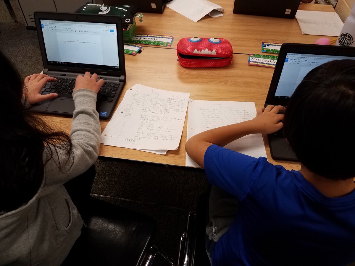 lizzyschroeck's tweet photo. Third graders typing persuasive essays! Parents, get ready to be persuaded into late bedtimes, forts and room swaps. @ThinkMBE https://t.co/3oyZuRowiT