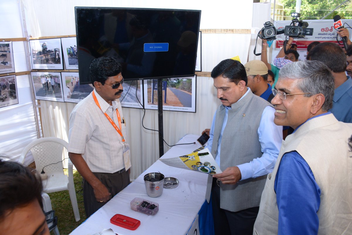 Mr. W.R. Reddy &amp; Minister of State for Science, Technology and Earth Sciences,Mr YS Chowdary checking the innovations.