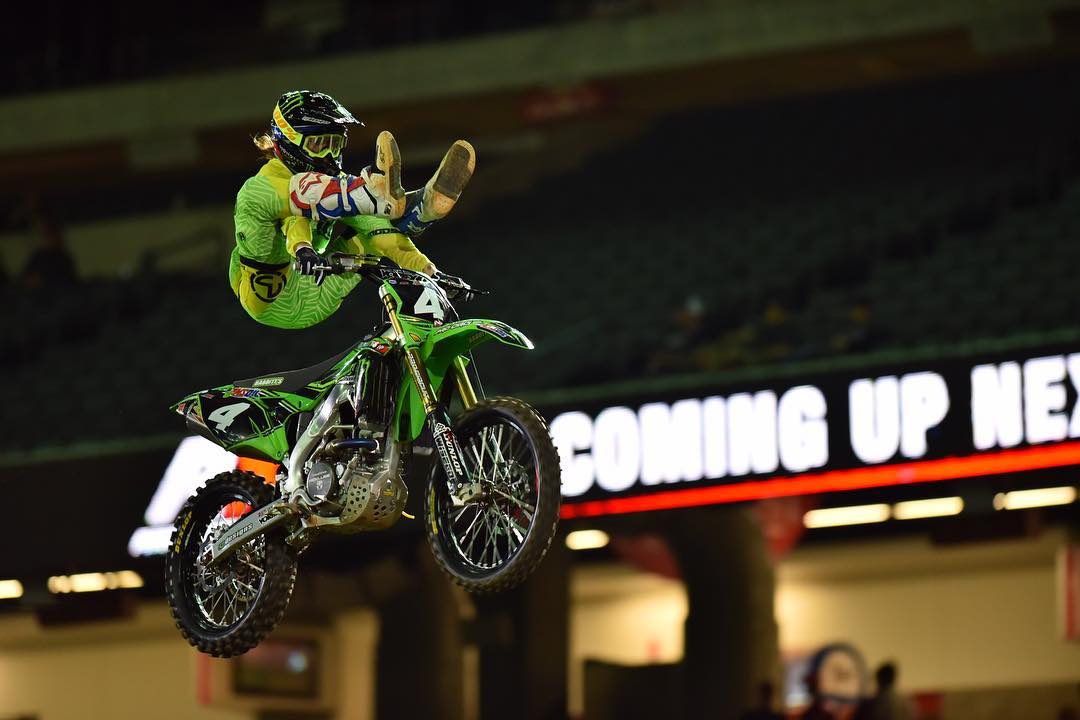 supercrossking's tweet photo. #heelclicker by @stankdog726 #arenacross @Arenacross #moreIntense 📸@mikevizerphoto https://t.co/jhsMI68yfe