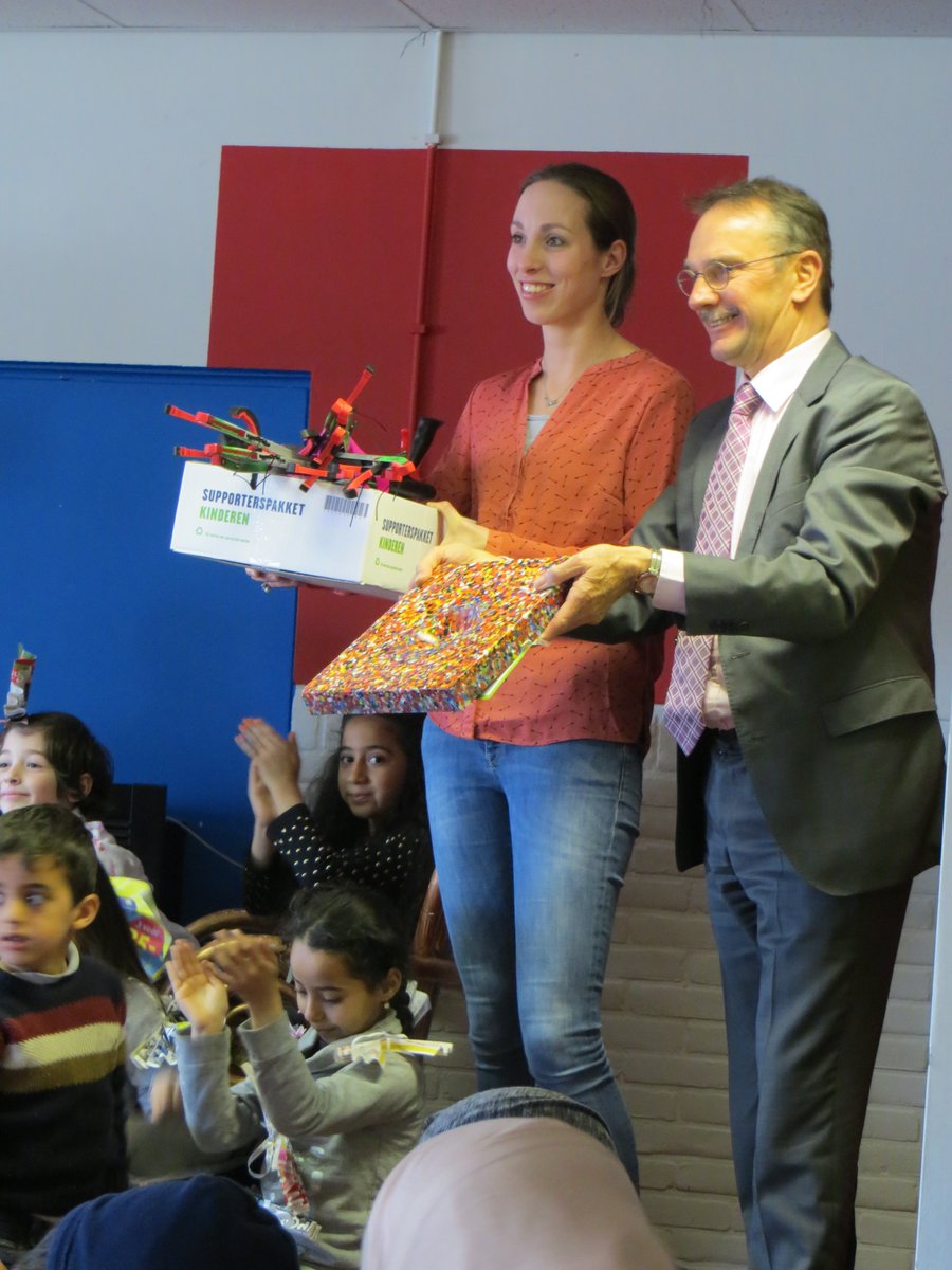 Net super leuke afsluiting gehad van ons project over #zwerfafval!
Wethouder <a href="/PieterTeeninga/">Pieter Teeninga</a> deelde het 1e dankpakket uit aan OBS De Delta!