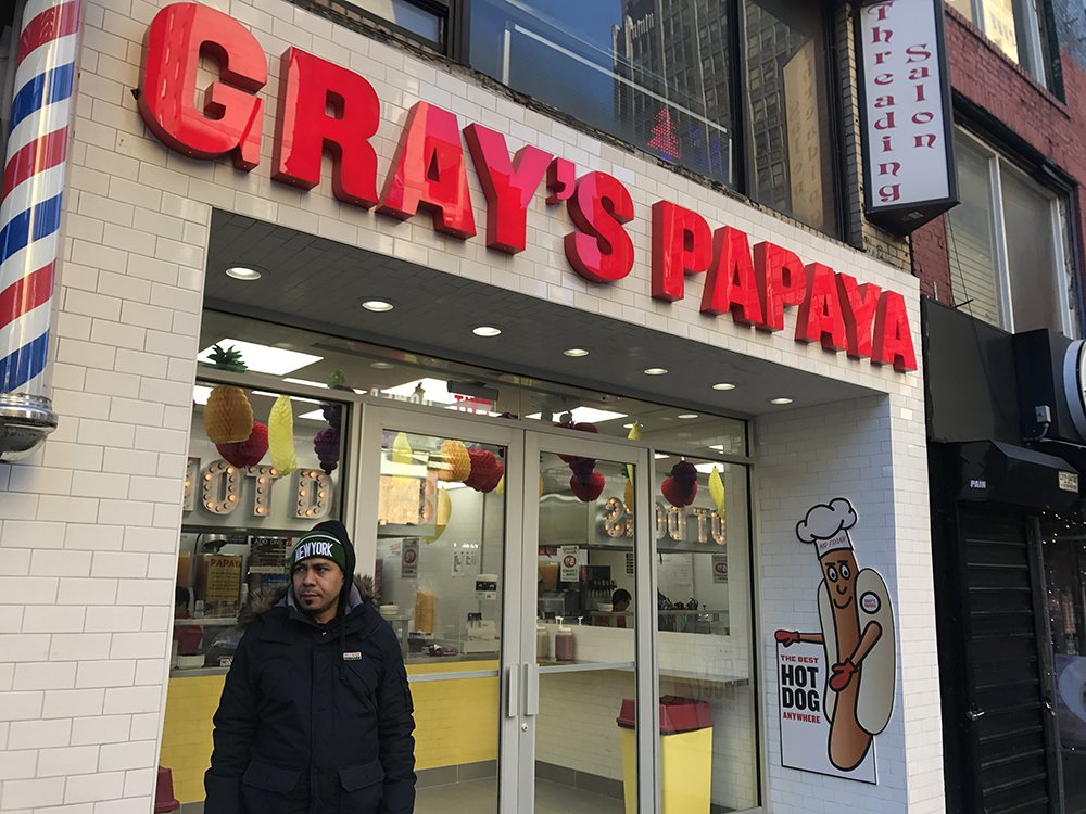 Gray's Papaya has opened a 2nd location. Pop the coconut champagne. bit.ly/2mUF5Oa