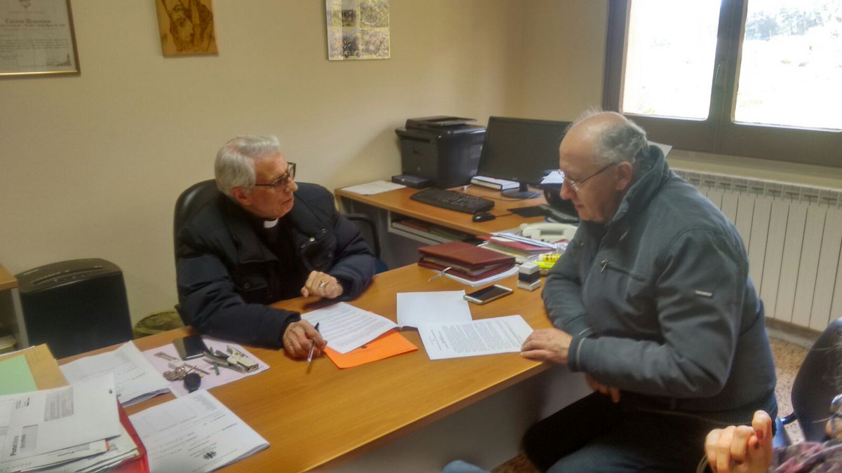 InteresseUomo's tweet photo. #23marzo #doncozzi e don Alfonso Calvano durante la firma del protocollo di apertura dello sportello #interesseuomo di Cerreto Sannita. https://t.co/QyTX1LdNTY