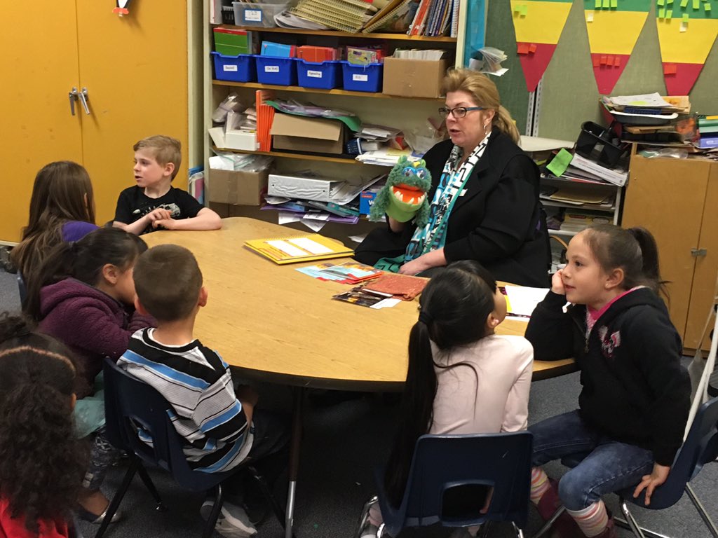 feldman_christy's tweet photo. Vocabulary practice in a Carver kindergarten class. Small group work. #d11icss https://t.co/TwysD5iC1I