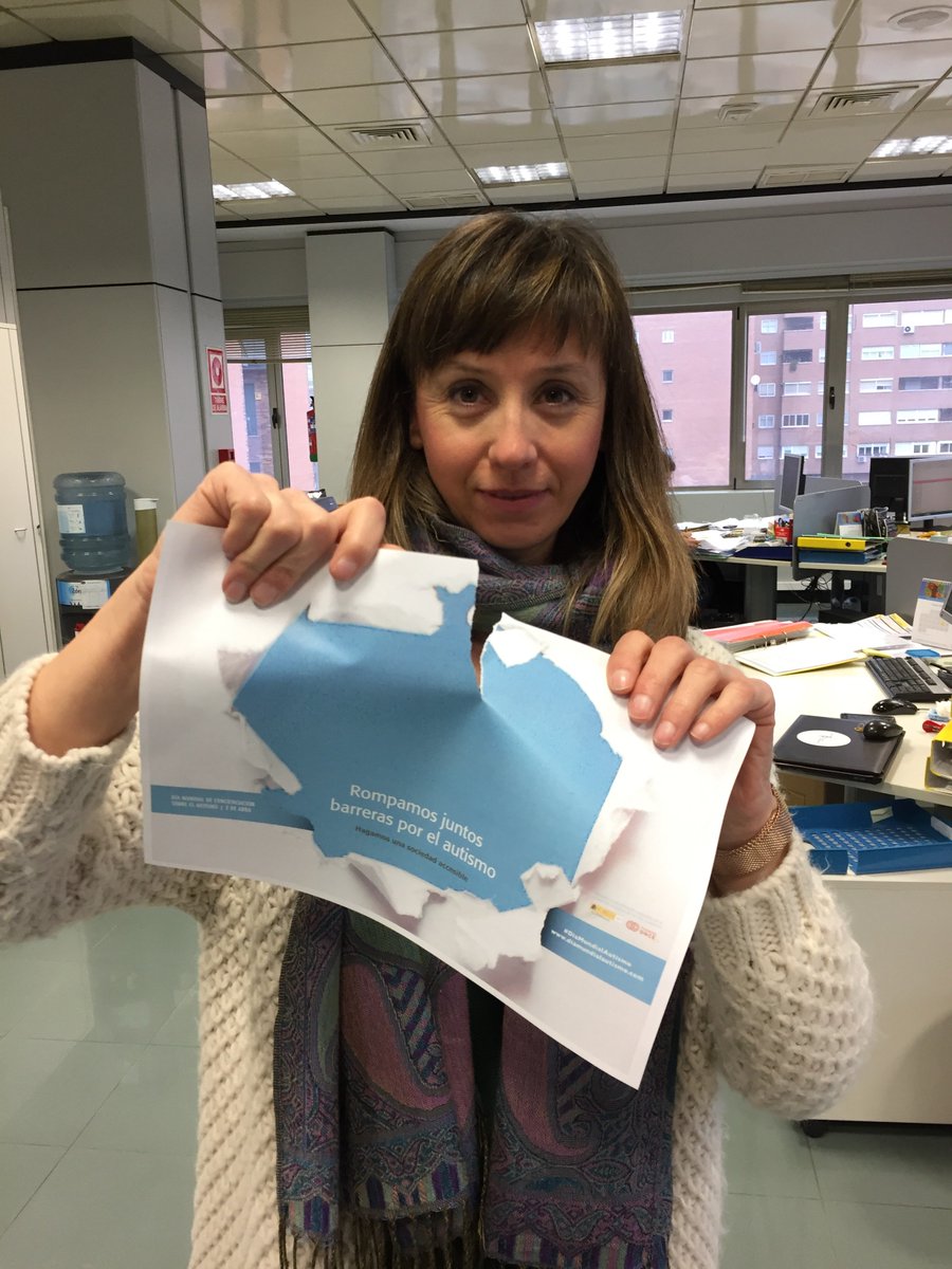 Tu también puedes romper barreras por el #autismo? Descarga el cartel y sube tu foto a las RRSS #DiaMundialAutismo ow.ly/Etst30abKku