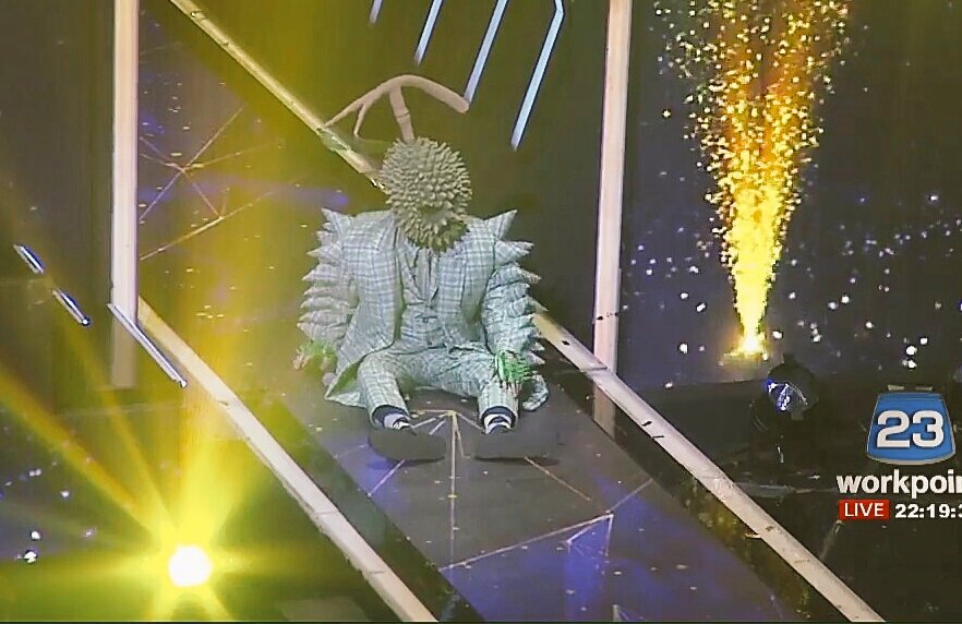 Santamb07_13's tweet photo. เเชมป์เกาหลี vs เเชมป์ไทย โปรดดูเเลทุเรียนของฉันด้วย5555 #themasksinger #ทีมหน้ากากทุเรียน https://t.co/DfgCIHaKCy