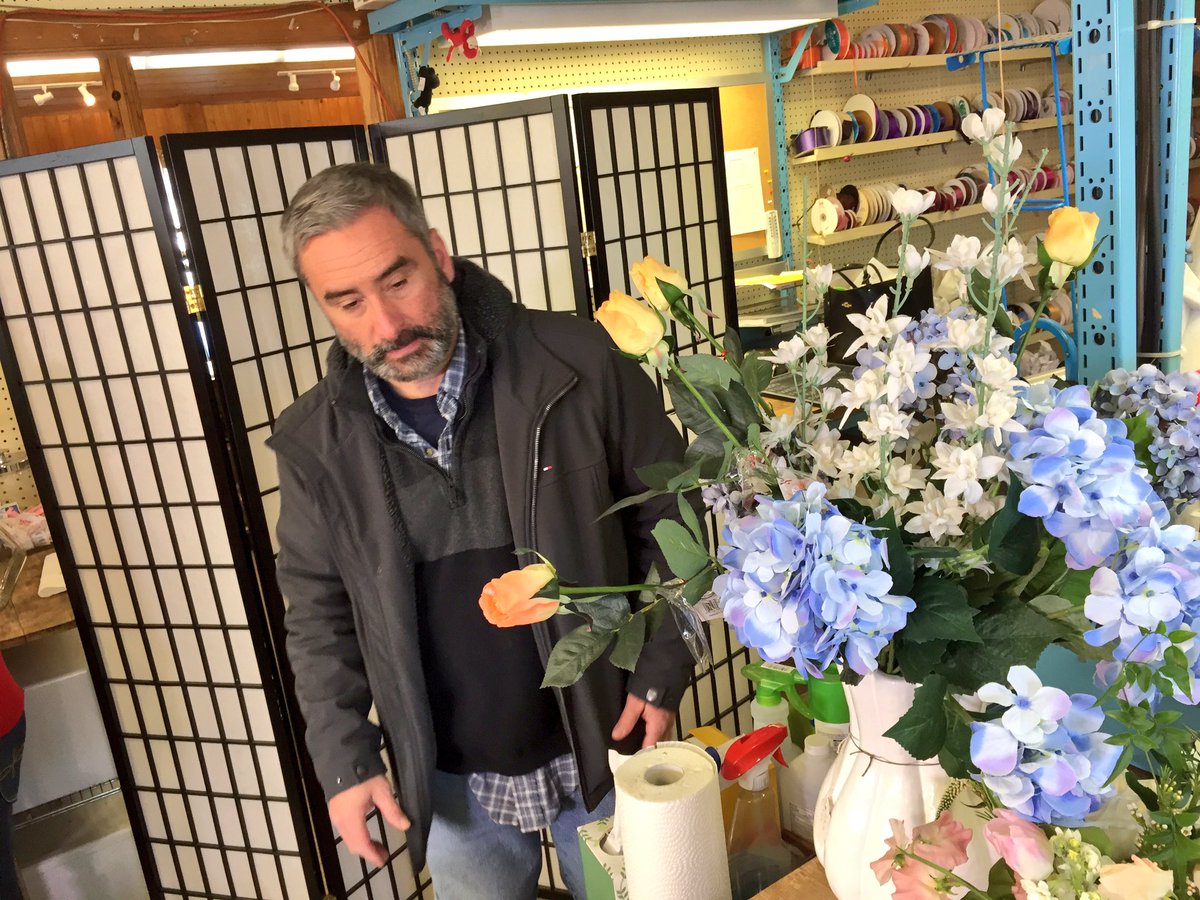 sean_wmur's tweet photo. Kudos to @95Photog for primping the set at @GoDelahunty. @NHChronicle #FlowerGuru #FourGreenThumbs https://t.co/MNcUEXfBXb