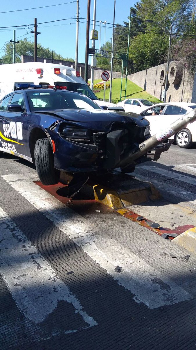 SomosNotaRoja's tweet photo. Como cuando los postes se atraviesan 😐😐😐
Insurgentes y Eje 10 Sur.
Qué pasó aqu�� @SSP_CDMX  ??? https://t.co/q6l9YyThvP