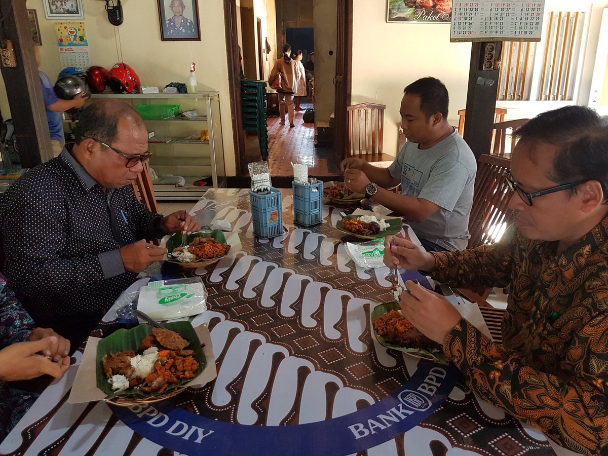 isnanta65's tweet photo. Bincang2 pagi dg coach Amral Abus sambil sarapan Gudeg Yu Djum di utara UGM - Jogja https://t.co/qcKgaur9jl