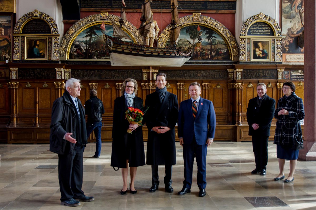 Dyr. W. Ossowski przyjął gości z ks. Liechtenstein - regenta Alojzego wraz ksieżną Zofią <a href="/gdansk/">Miasto Gdańsk</a> <a href="/Archiwa/">Archiwa Państwowe</a> 
facebook.com/muzeumhistoryc…