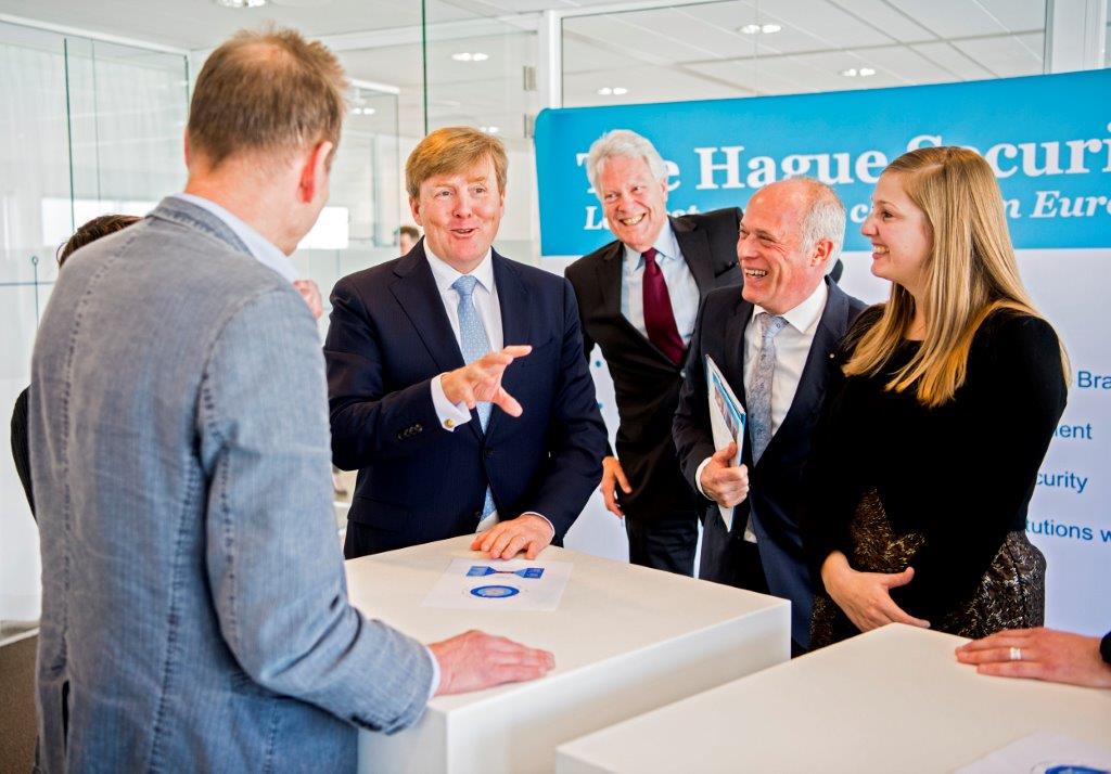 HSD_NL's tweet photo. Koning Willem-Alexander bezoekt Cyber Security Academy en bespreekt uitdagingen als balans #veiligheid &amp; #privacy https://t.co/wwPiu9dfTb https://t.co/tTxMU3Y2jB