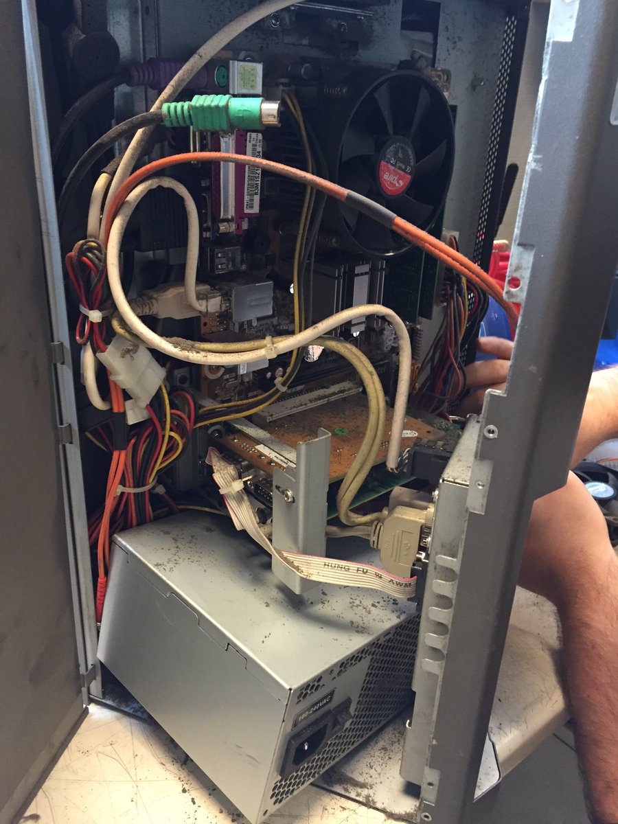 MuleroXD's tweet photo. Sin vosotros... los pc's serían así de tristes 😱
#PcComponentesyAsusConNfortec

Muleritos me ayudáis con un RT para ganar este sorteo? 😉👍 https://t.co/FjUaaf2Og4