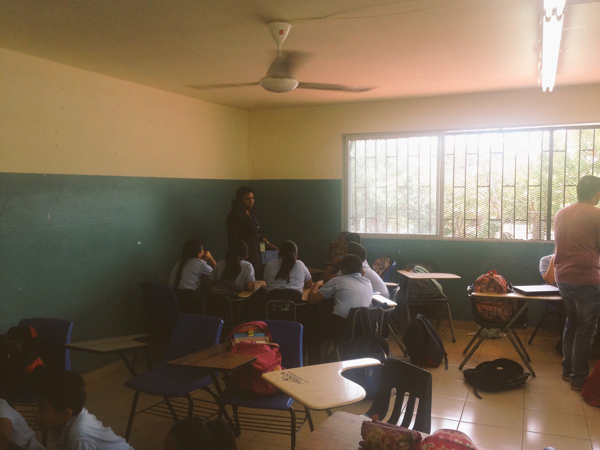 tareatuitera's tweet image. Los equipos del grupo D02 en acción, durante la segunda parte de la jornada en el #InstitutoAmérica, con los chicos de 7mo. #PerDig