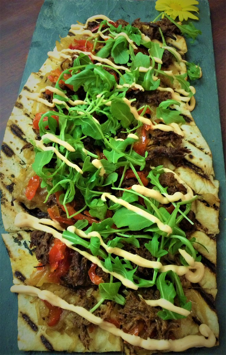 MarronBistro's tweet photo. Braised Short Rib, Caramelized Onions, Red Pepper & Spicy Mayo... Mmmmm Flatbread!
#Lunch #KosherTO #ThursdayThoughts #Foodporn https://t.co/t2iT34o0QG
