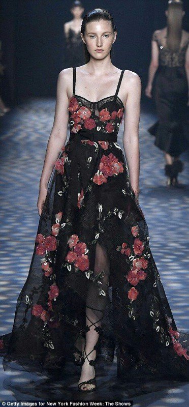 moth_clothing's tweet photo. Blooming #Marchesa Spring 2017 Rose #embroidery #dress 👏🌹🌹

Shop floral trend at https://t.co/zePK4ym4rK

#ss17 #ss17trends #floraltrend https://t.co/EkGZsm9otz